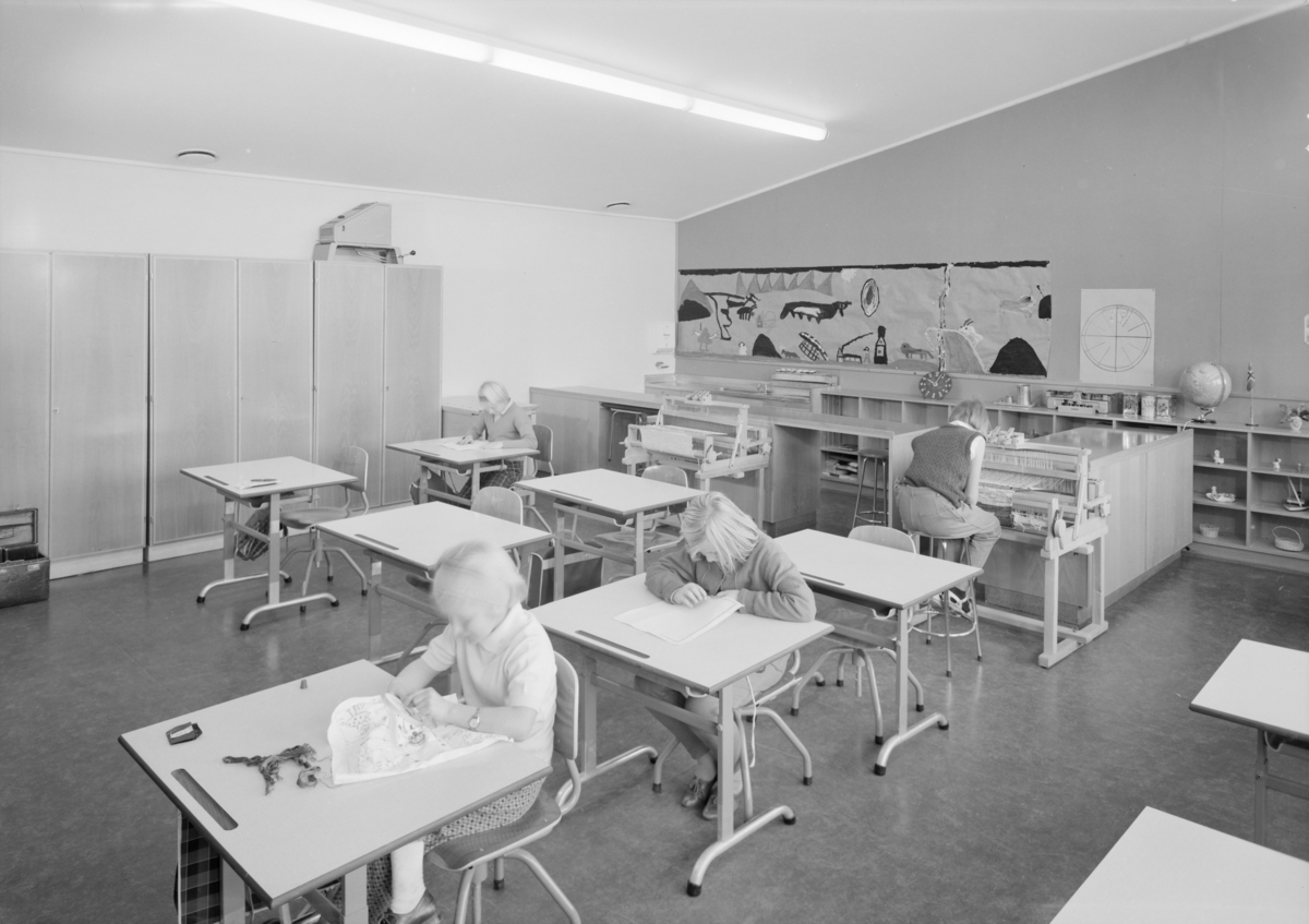 Foto av klasserom og elever på Rødtvet skole.
