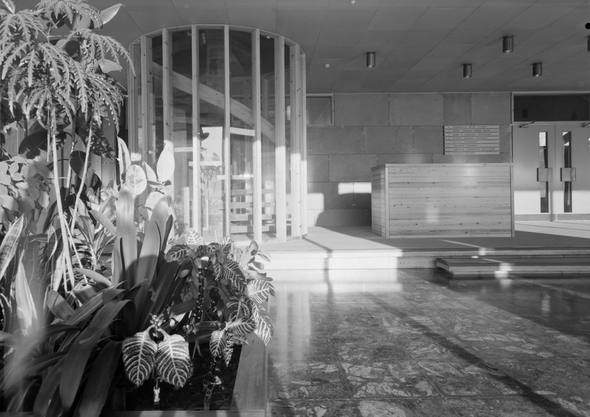 Arkitekturfoto av rådhuset i Modum. Interiørbilde fra lobby med trapp.