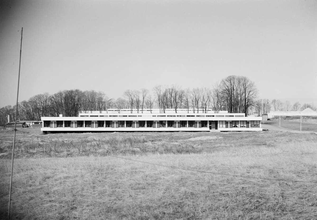 Arkitekturfoto av Økern Aldershjem. Arkitektene Fehn og Grung fikk i 1961 Houens fonds diplom for sin tegning av bygningen. Bilde av bygningen i landskapet.