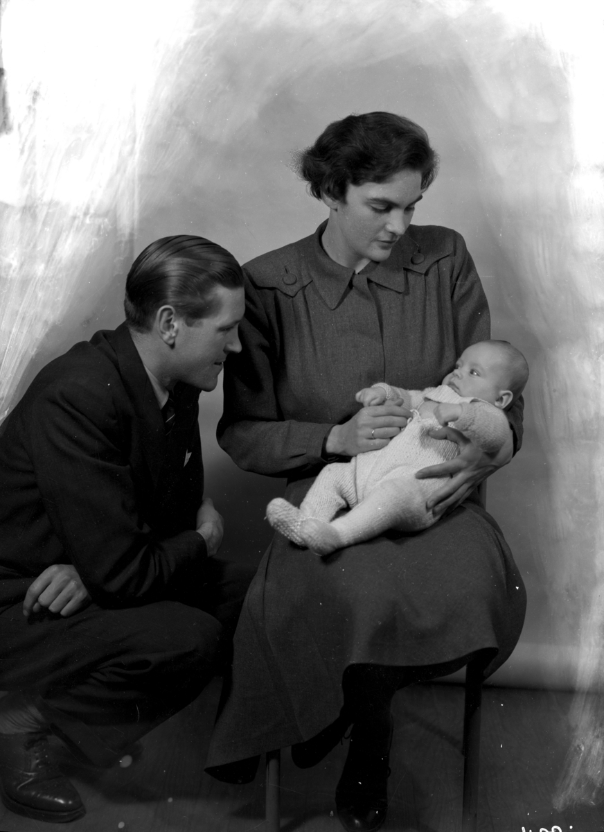 Thor Bendz Kielland (1894-1963) avbildet med sin første kone, Johanne Amalie Stoudt Platou (1896-1980) og deres barn. Kielland var direktør på Kunstindustrimuseet i Oslo fra 1928 til ca. 1960.
