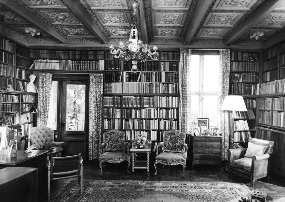 Interiørfoto av biblioteket i riksantikvar Harry Fetts (1875-1962) hus.