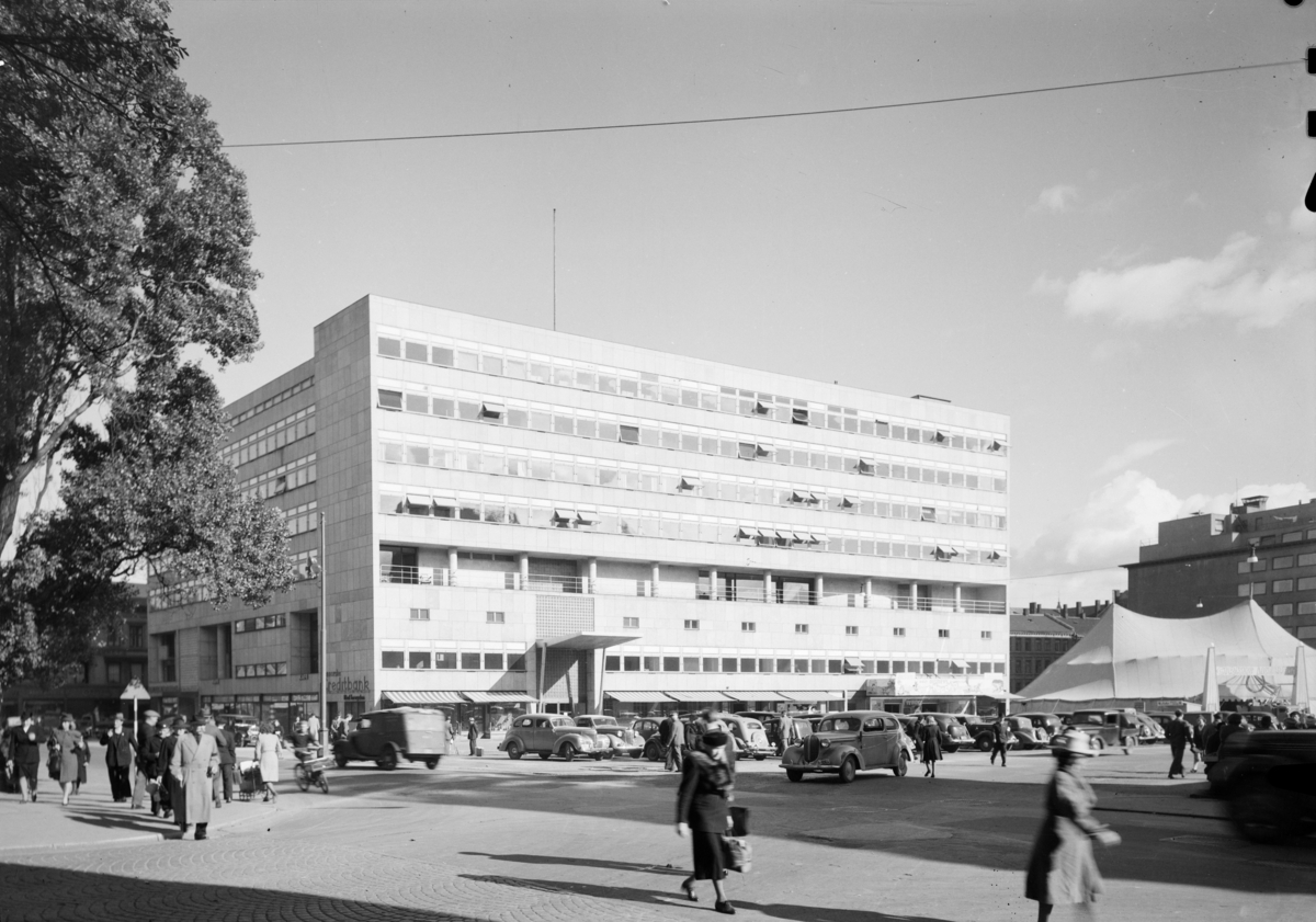 Arkitekturfoto av Samfundshuset i Oslo, innviet 19. oktober 1946.
