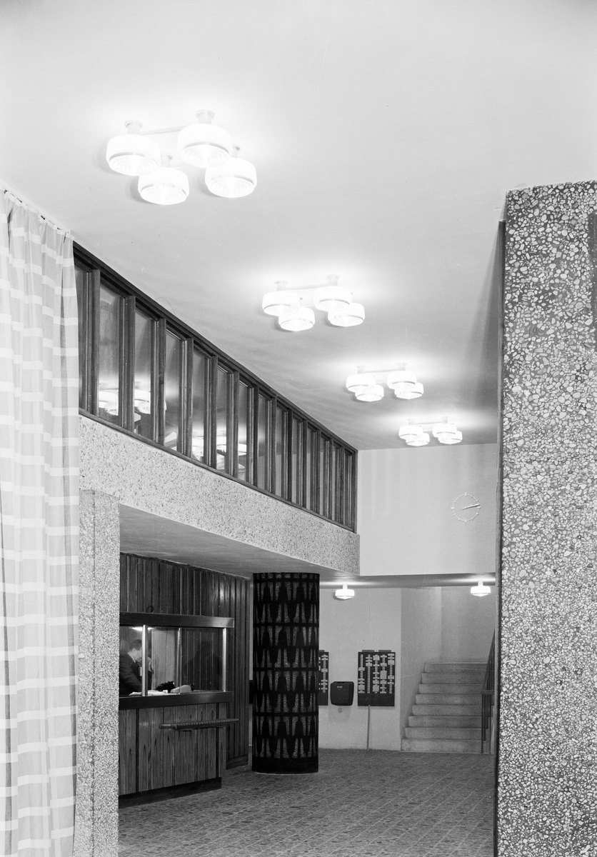 Interiørfoto av inngangsområdet i Høyblokka i Regjeringskvartalet.  Påskrift på  film: 46