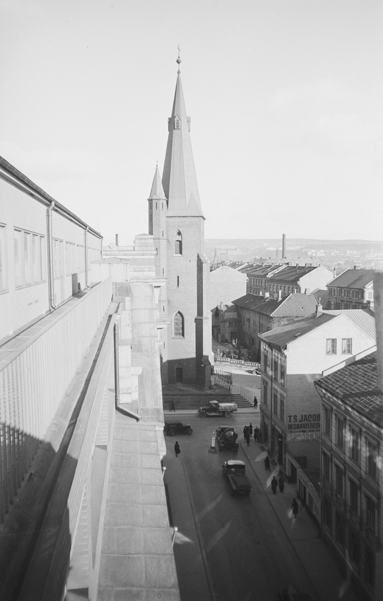 Gatebilde mot St. Olav domkirke fra fotograf Teigens atelier.