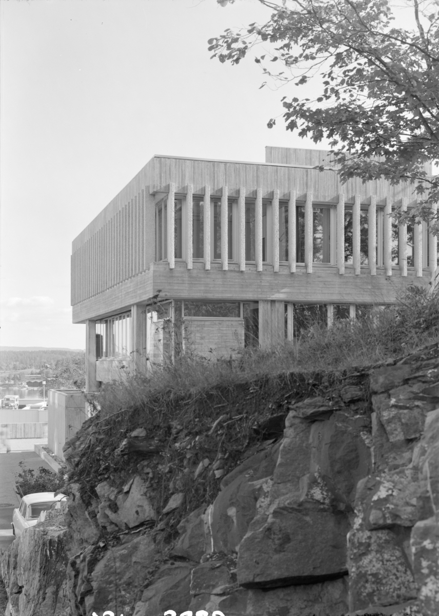 Arkitekturfoto av tinghuset i Sandvika. Bygningen er et eksempel på bruk av naken, upussa, armert betong, beton brut, som blei populært i Storbritannia på femtitallet, etter inspirasjon fra den franske arkitekten Le Corbusier.