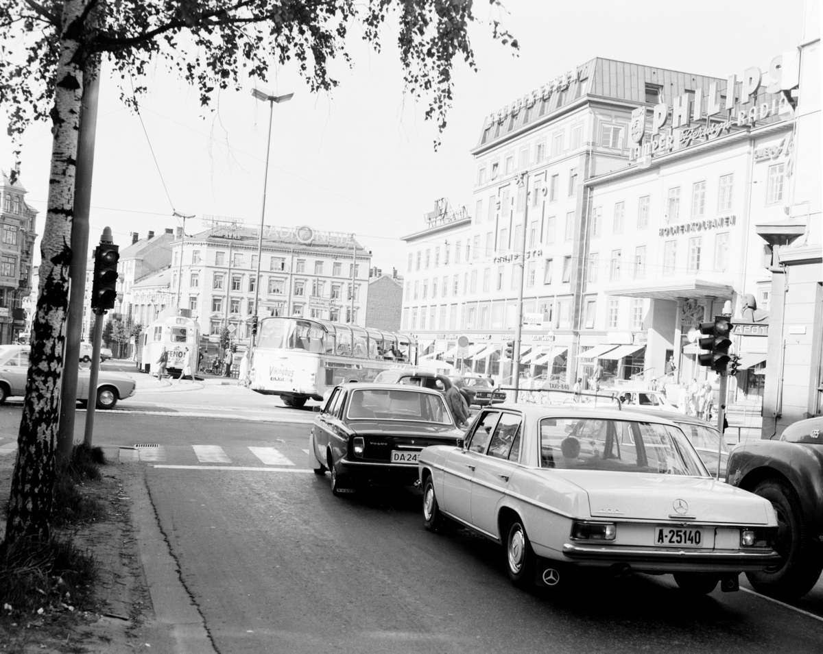 Biler, trikker og busser i Majorstukrysset. Til høyre i bildet er inngangen til Majorstua T-banestasjon.