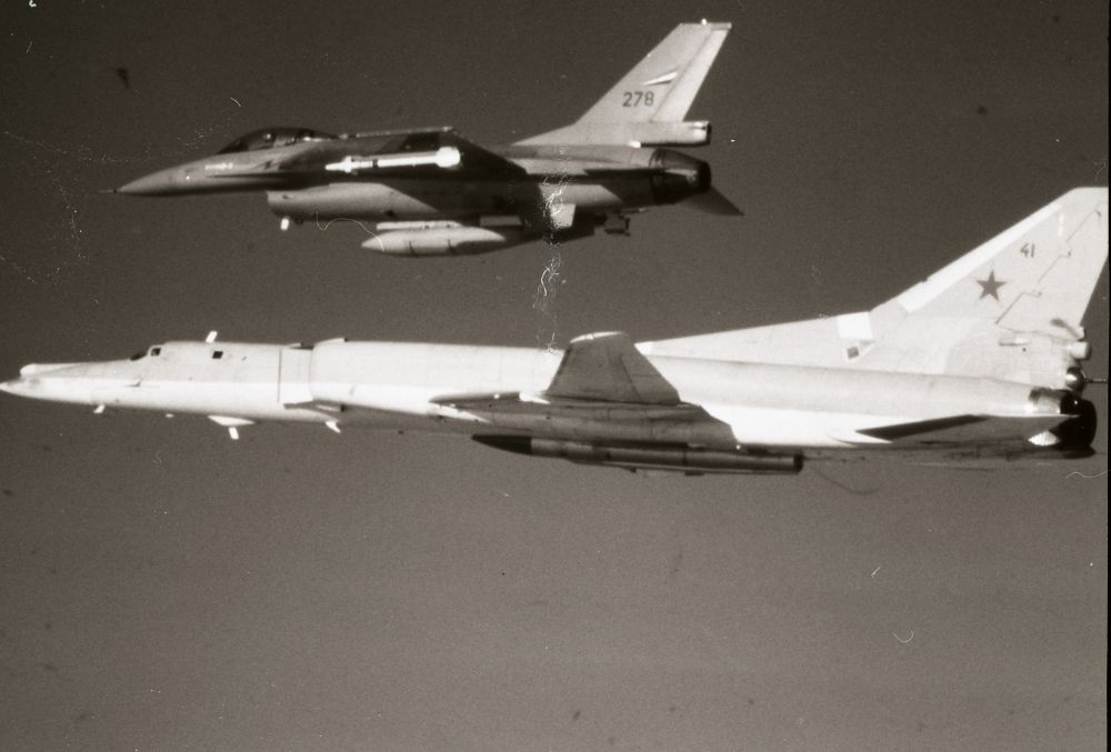 Jagerflyet F-16 identifiserer Russisk Backfire nr 41.