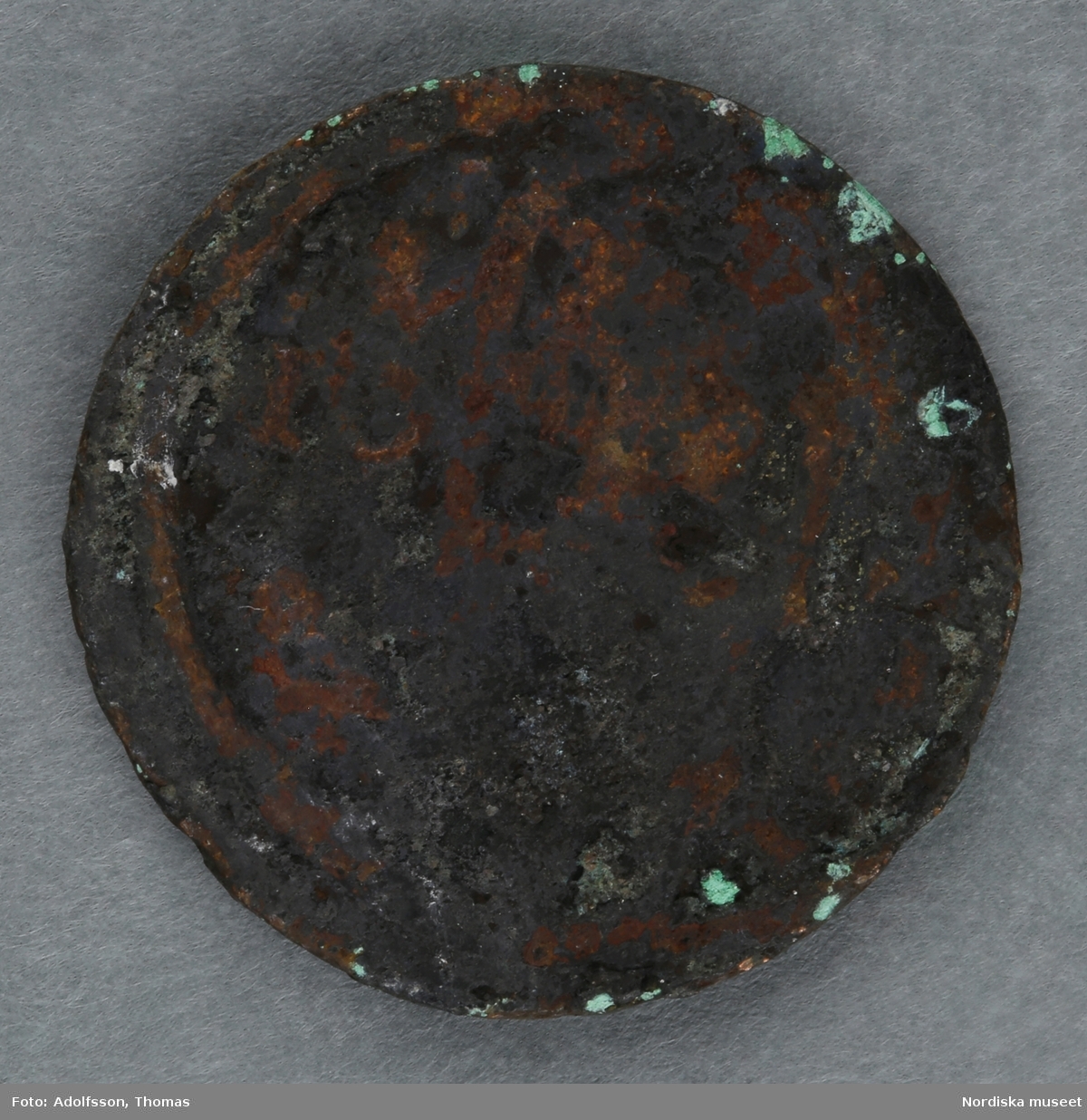 Huvudliggaren:
"a-c.
3 st. mynt av koppar; jordfynd från Sveavägen 52, Stockholm. Ink. 16/5 1919 av arbetare på platsen gm amanuens S. Wallin, Stockholm."