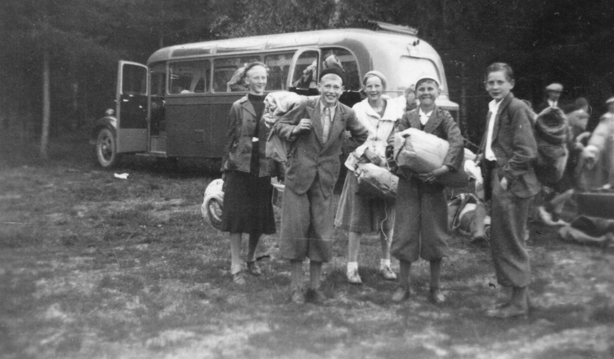 Ungdom på busstur med ryggesekk og soveposer.  1960 - 70 ca.