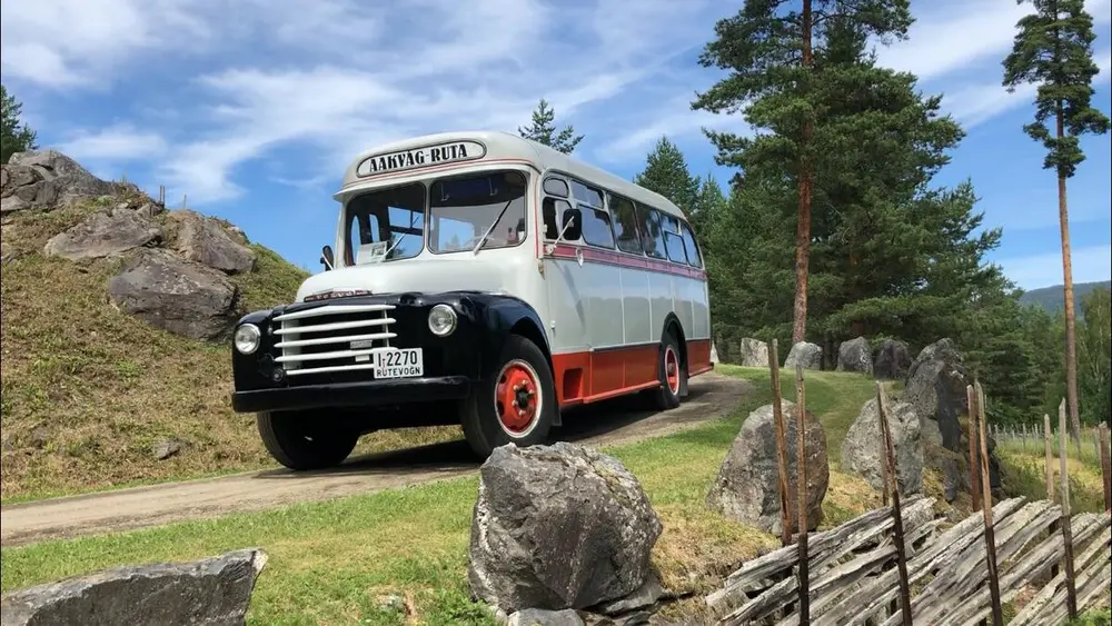 En volvo "bamsebuss" kjørende i museumsparken