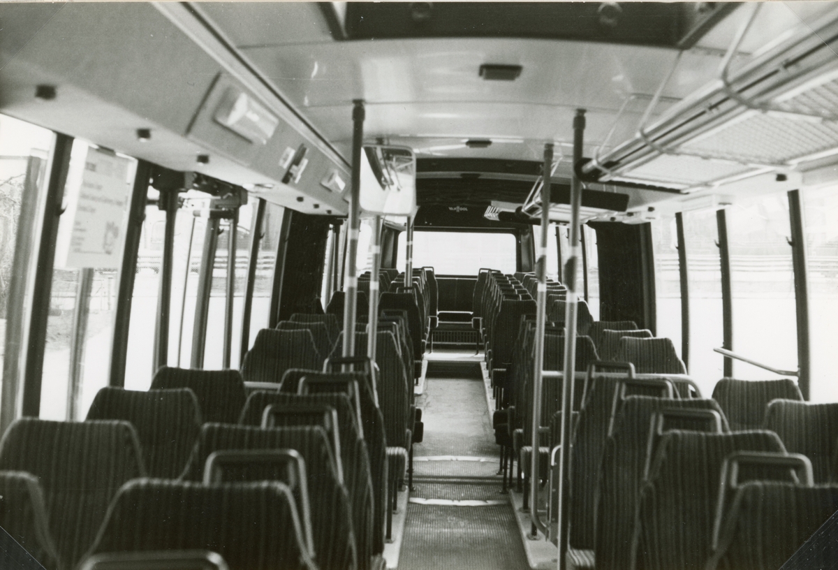 Backövning med buss nr 258 i korsningen Ottargatan - Åsbjörnsgatan år 1983.
Buss nr 258, reg.nr LGU 475, fabr. Volvo VH Ledv., Typ B 10M, årsmodell 1983, ch.nr 4641, ca. passagerera 113.