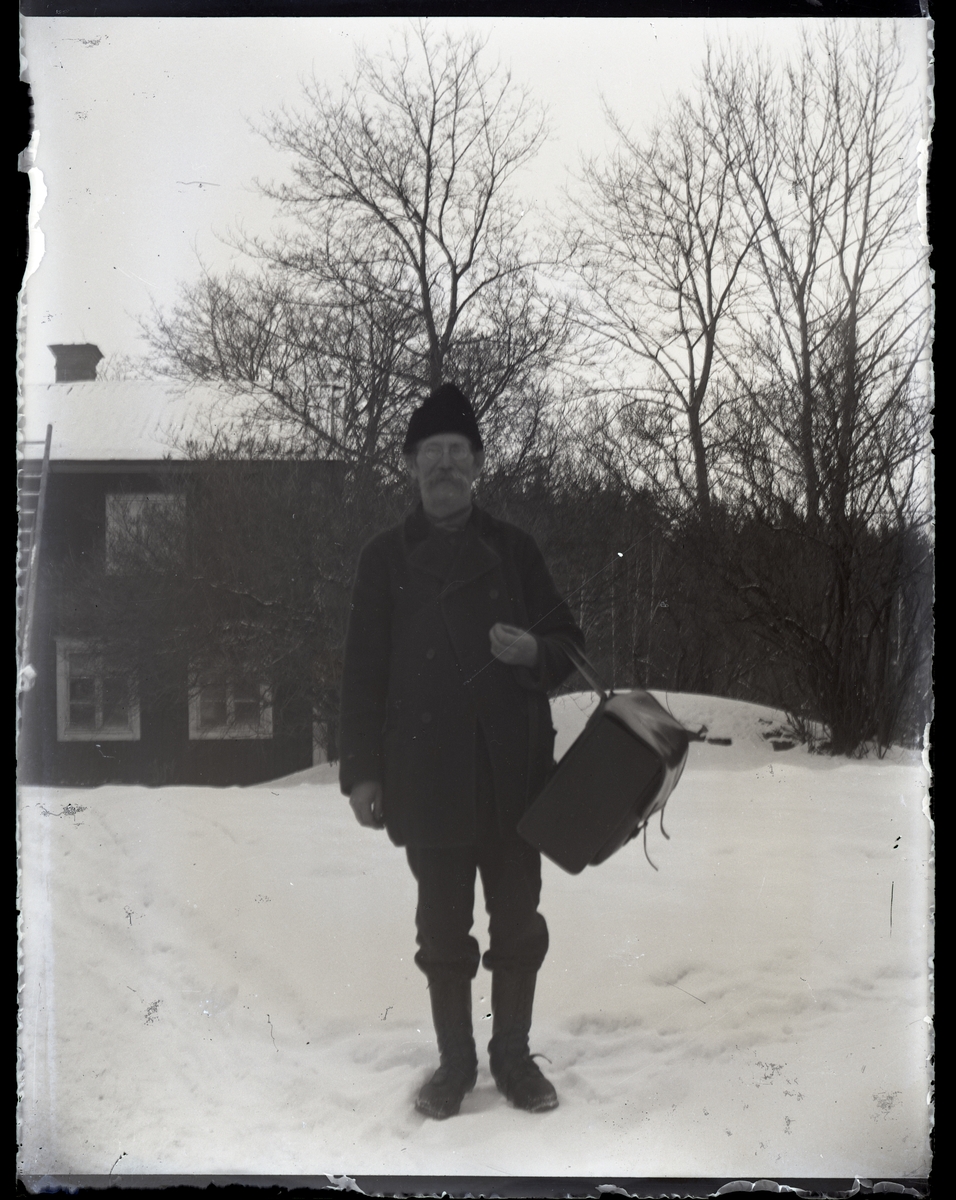Porträtt, postbärare Eric Hedin, affärsman, "lönnkrögare" och brevbärare.