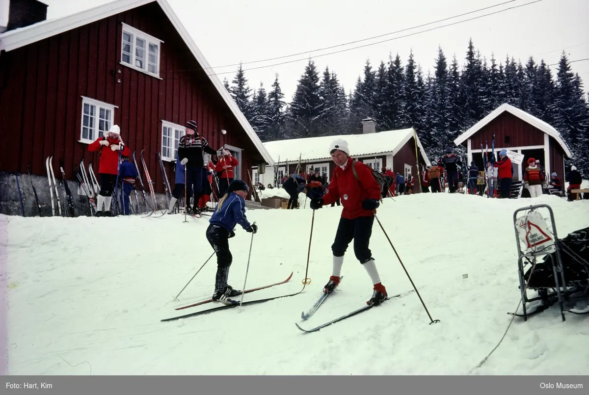 Katnosa gård, mennesker, skiløpere under vårmarsjen, snø, skog