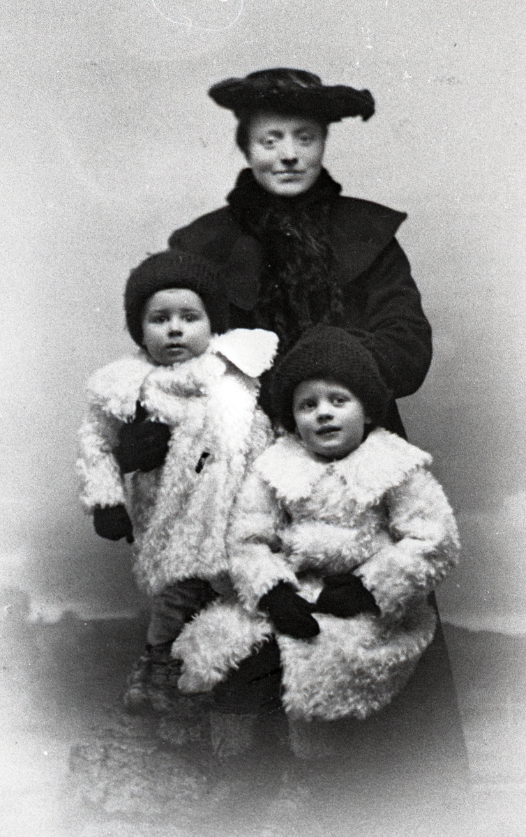 Guri Haugen med borna til presten Sørli. Ho vart med presten som barnepleierske då han flytta frå Vang til Idd i 1900