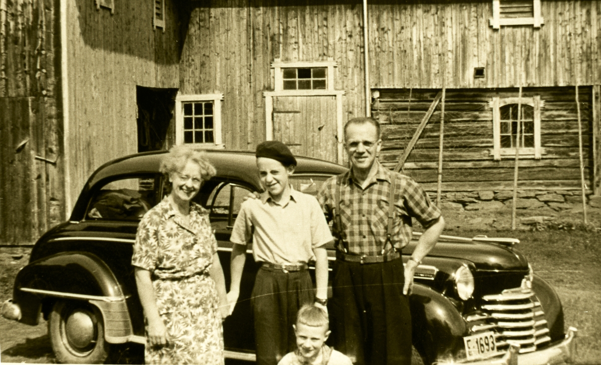 Sokneprest Wilhelm Arthur Aas og kona Marie, og sønene Harald Neumann Aas (med alpelue) og Arnfinn Neumann Aas