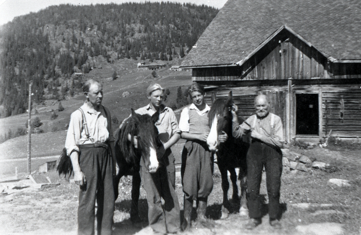 Frå venstre: Kristoffer O. Jevne, Olav Jevne, Ola K. Jevne og Ola A. Jevne.