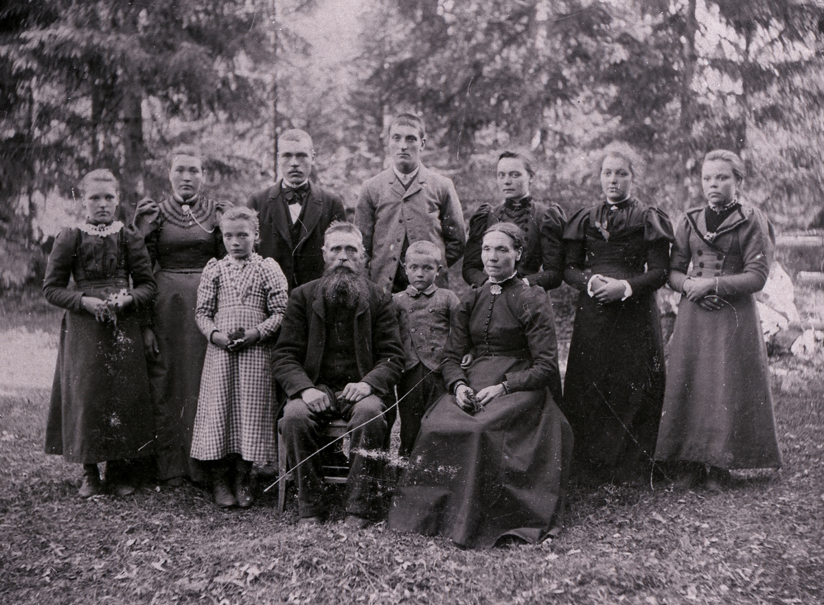 Framme frå venstre: Gjertrud, Trond A.(Tørstad), Torstein og Sigrid O. Torstein Eikren. Bak frå venstre: Anne, Sigrid, Ola, Andris, Marit, Berit og Rangdi Eikren