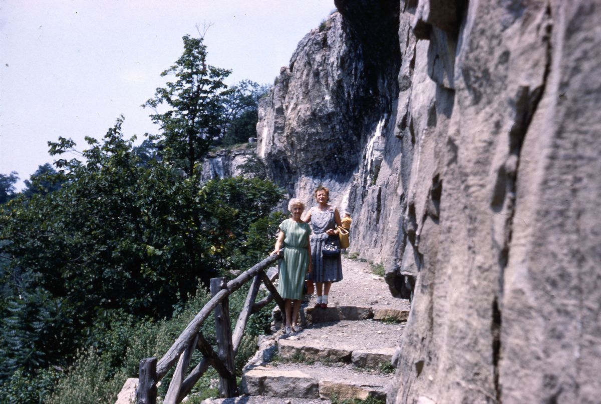 To kvinner i en trapp hugget i fjellvegg