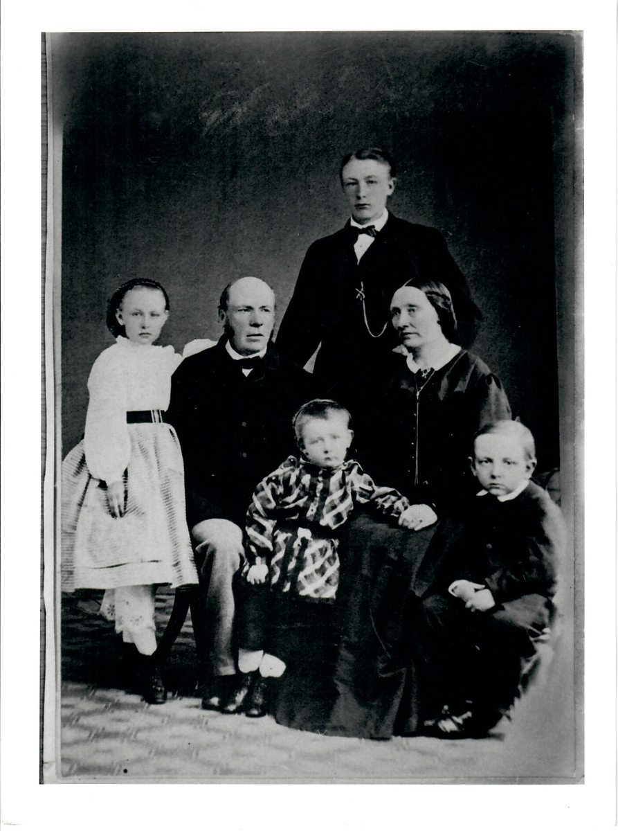 Familjeporträtt av Paul Olsén med fru och barn