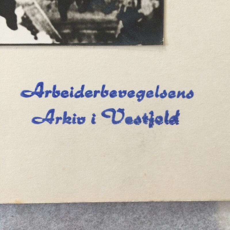 Vi ser et blått stempel der det står Arbeiderbevegelsen Arkiv i Vestfold (Foto/Photo)