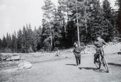 Einar Behrns har akkurat lært å sykkel, mens Oddveig Storlie