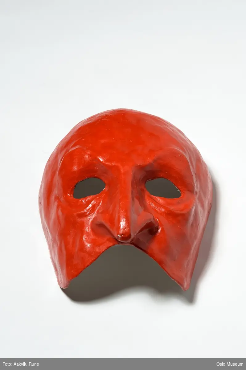 Rød ansiktsmaske i gips