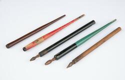 Fem gamle penner i ulike farger