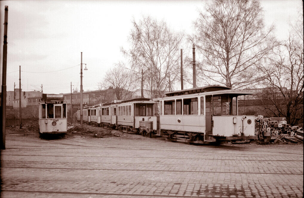 Sporvogner fra Oslo Sporveier ved huggesporene på Vålerenga. Sporvognen i front er en kommunal ombygd tilhenger type SS med nummer 76.