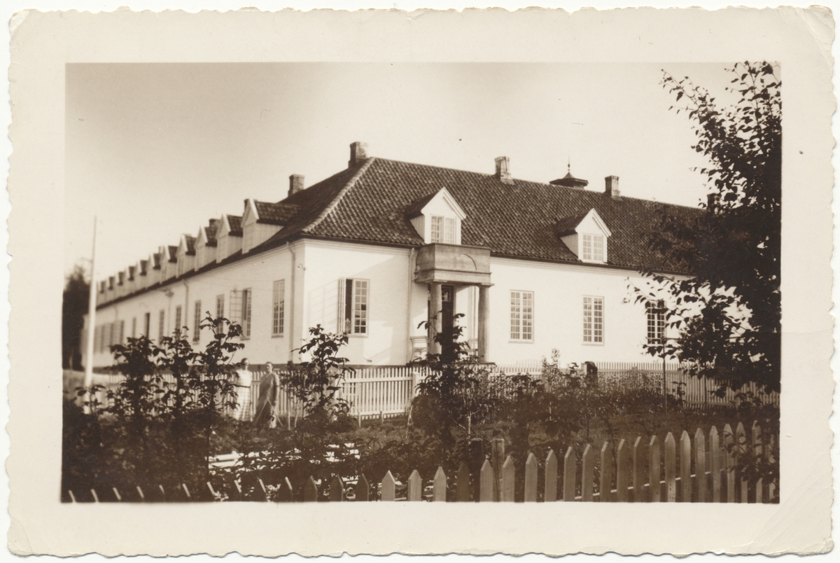 Murbygningen på Falstad skolehjem på Ekne på 1920-30-tallet sett fra nord. Kjøkkeninngang midt på fløya til venstre i bildet.