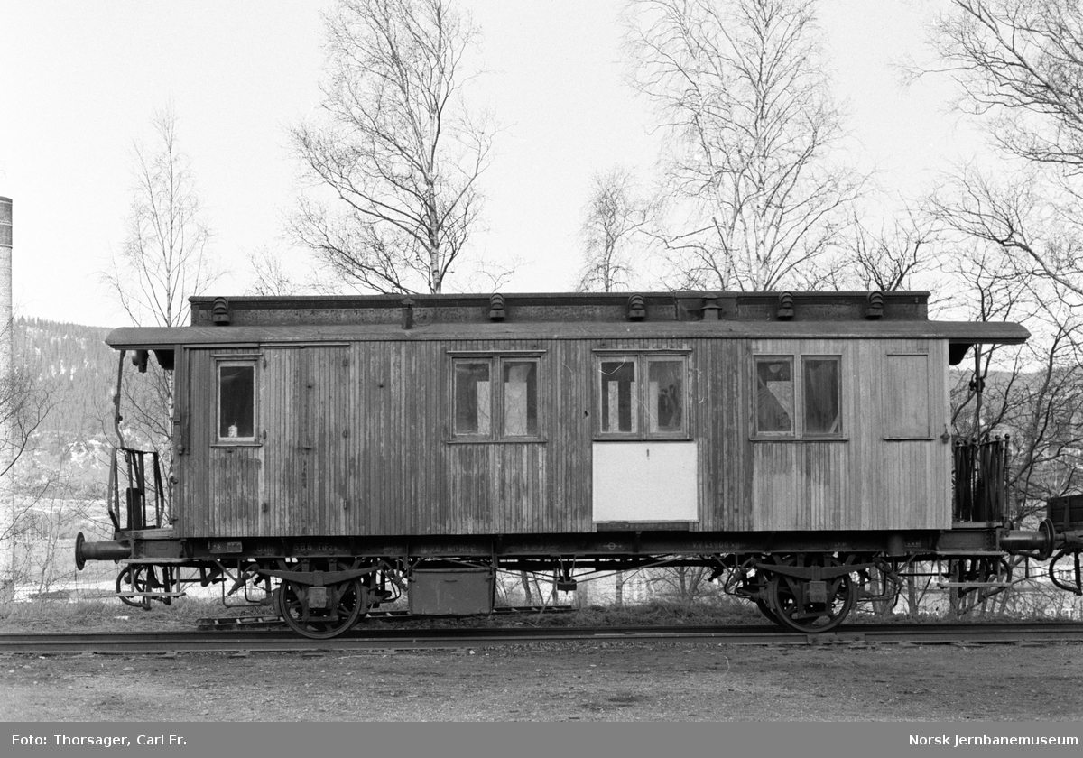 Personvogn brukt på Ofotbanen, litra CF2b nr. 686, under oppussing av Norsk Jernbaneklubbs medlemmer på Lillehammer
