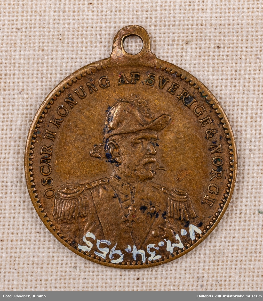 Medaljong av koppar. Porträtt i relief och text: "OSCAR II KONUNG AF SVERIGE & NORGE."