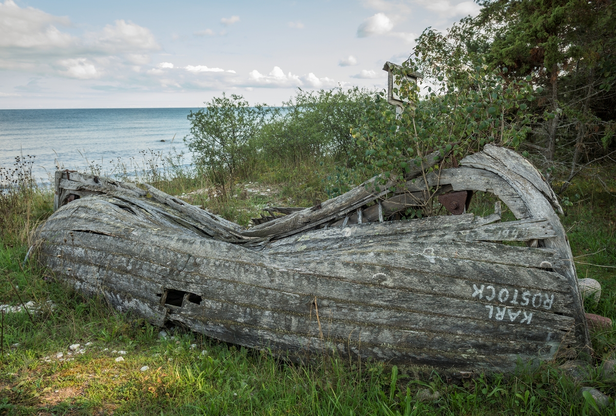 Båtvrak på stranden i Vikstadar som kan ha varit en livbåt som flutit i land 1944. I lokal hörsägen har båten antagits vara en baltisk flyktbåt. 
