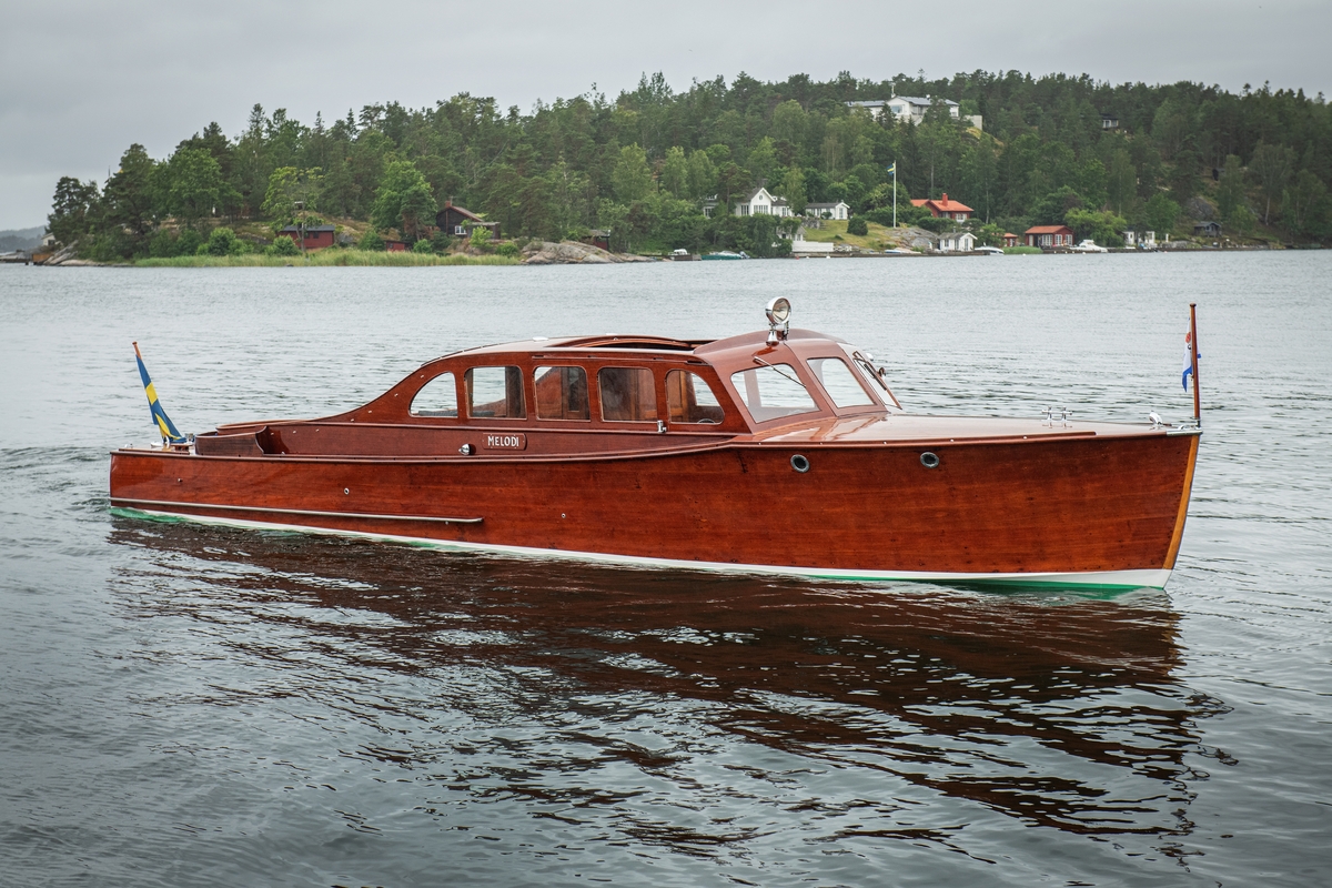 Båten Melodi på sjön. Under andra världskriget gick båten under namnet OK och användes för att rädda ester från det ockuperade Estland.  

