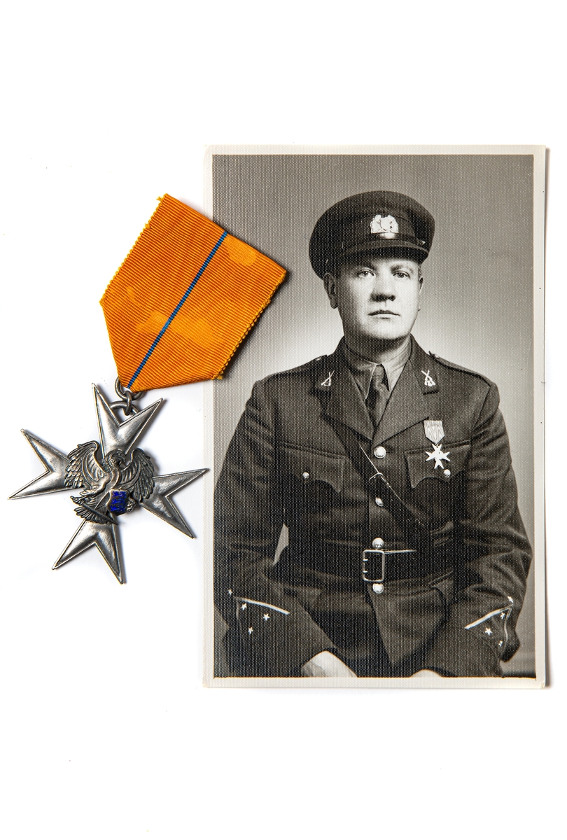 Fotografi av Vello Kivisto iförd estnisk uniform, samt medalj tillhörande densamme. Fotot och medaljen medtogs på flykt från Estland till Sverige i september 1944.