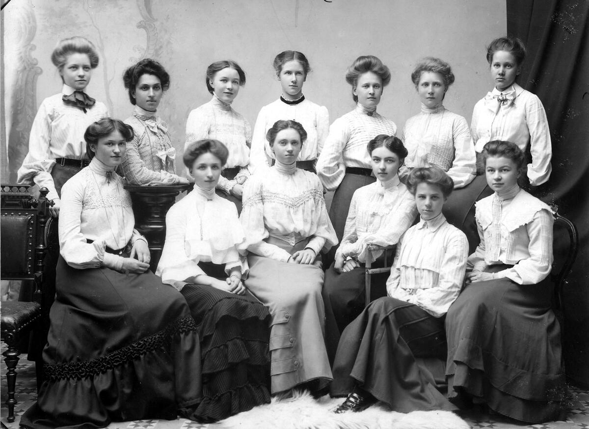 Gruppfoto av 13 unga damer, Marit Arnell trea från vänster gift Wahlgren.