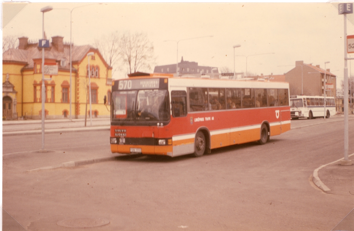 Bussterminalen på Magasinstorget, Linköping. Buss 570 lämnar terminalen. 
Bussen har inv. nr. 195, reg.nr. FGN 910, fabr. Volvo AJ B 10M, årsm. 1981, Ch.nr. 002253, S:a passag. 76.