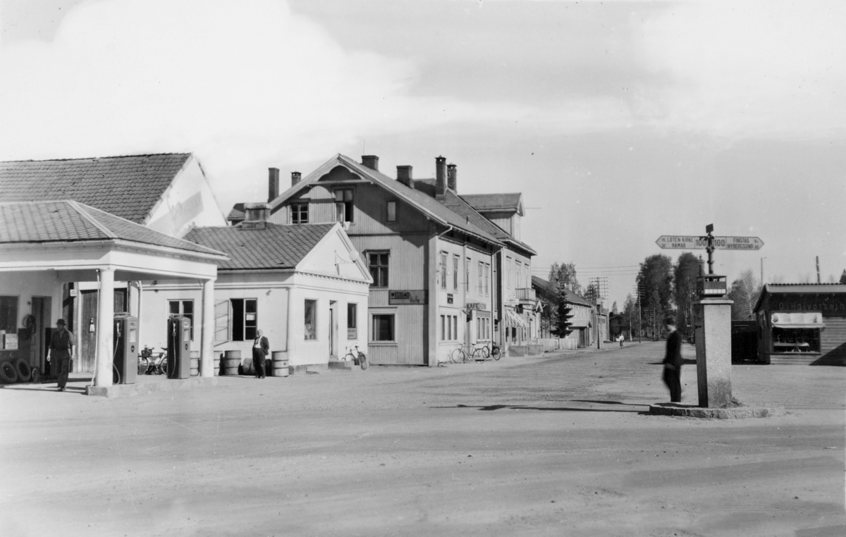 Torvet.Østmoehjørnets bensinstasjon,Westend,Strai.