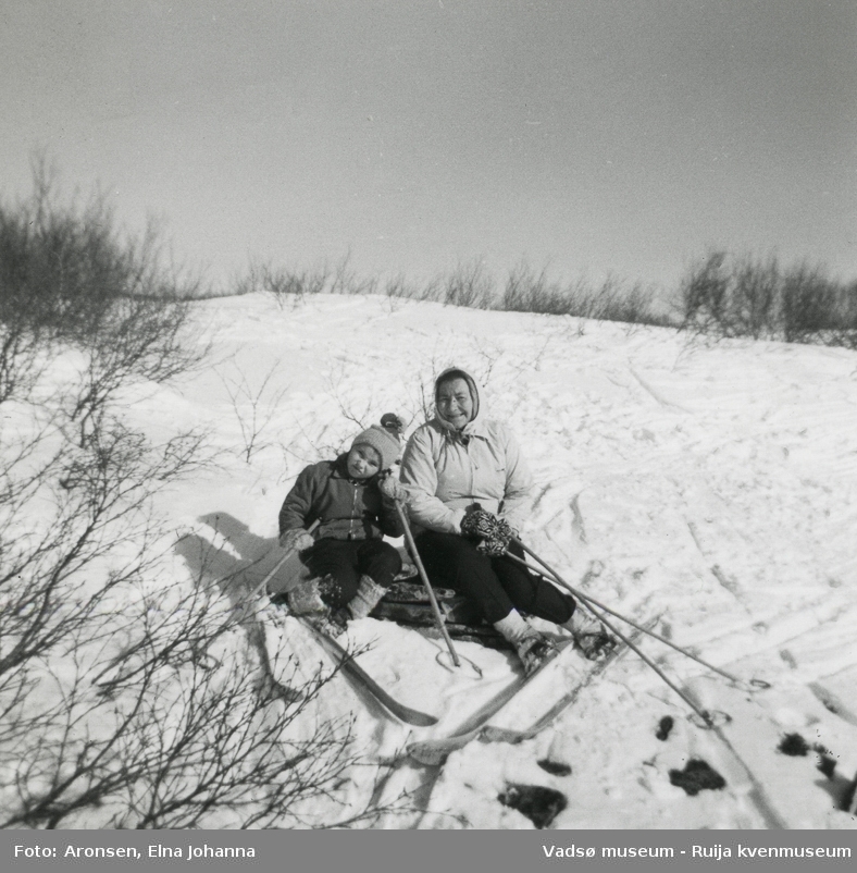 Joronn Aronsen og mamma Elna Aronsen på skitur over Makkenes, Vadsø kommune, ca 1969.