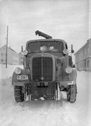 Vadsø 4 februar 1953. Lastebil i sentrum av byen en vinterda