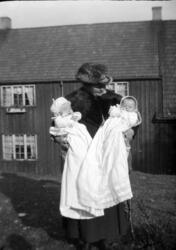 Maja Haugom med dåpsbarna Arne og Liv Skrettingland