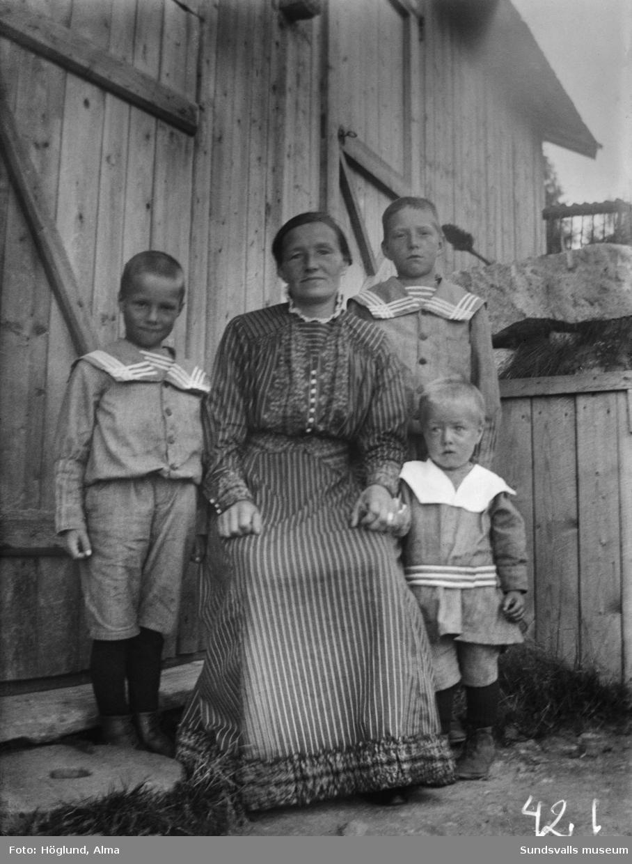 Porträttbild med en kvinna och tre pojkar.