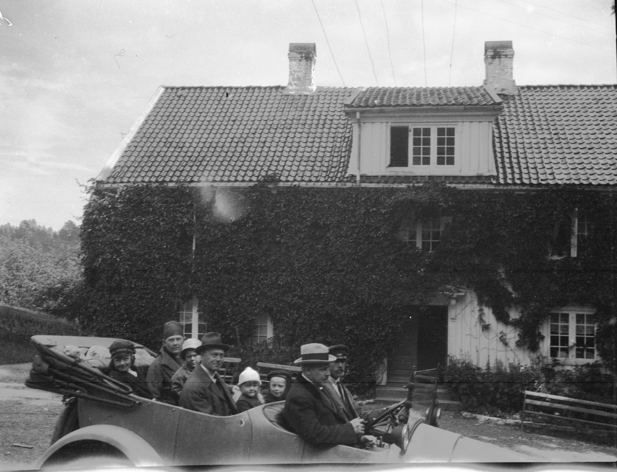 Trolig Otte Biørn med familie og venner i bil med kalesje ved  Kalstad gård.