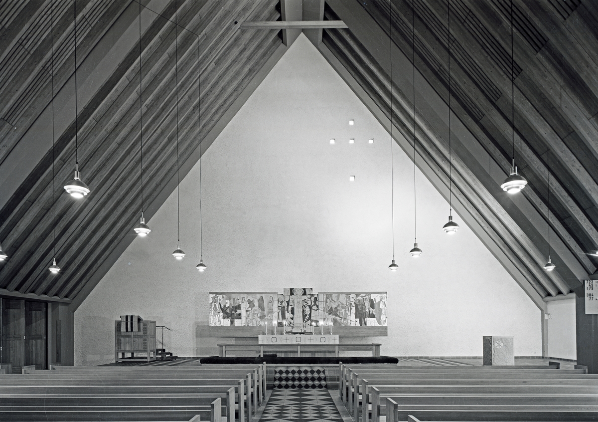 Interiørfoto av Holmen kirke, tegnet av arkitekt Knut Knutsen som vant arkitektkonkurransen i 1958. Kirken er en arbeidskirke oppført i betong, og blei vigslet i 1965.