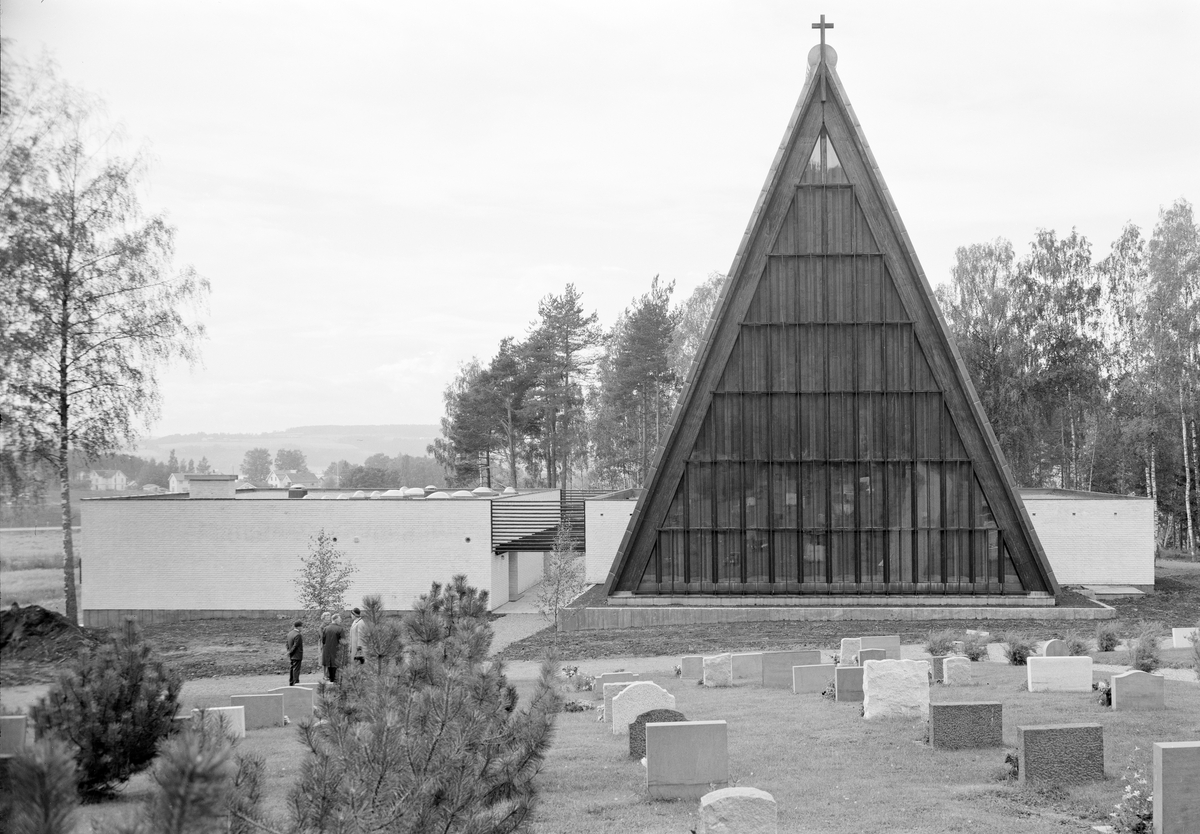 Eksteriørfoto av Brumunddal kirke. Kirken sto ferdig i 1965 og er en furukirke bygget i naustform.