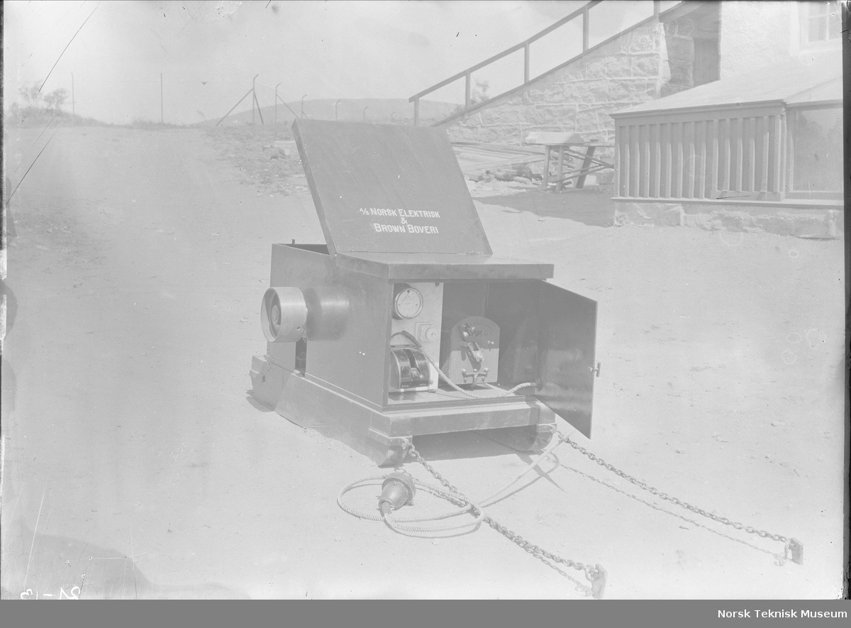 Transportabelt, elektrisk motoranlegg for landbruket fra mønsterbruket på NEBB's jubileumsutstilling i 1914