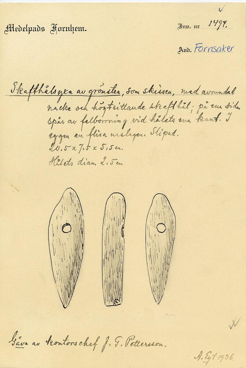 "Skafthålsyxa av grönsten, som skissen, med avrundad nacke och högtsittande skafthål på ena sidan spår av felborrning vid hålets ena kant. I eggen en flisa urslagen. Slipad. - 20,5 x 7,5 x 5,5 cm. Hålets diam. 2,5 cm. - Gåva av kontorschef J G Pettersson." (skiss) (ur lappkatalogen Arvid Enqvist 1936)

