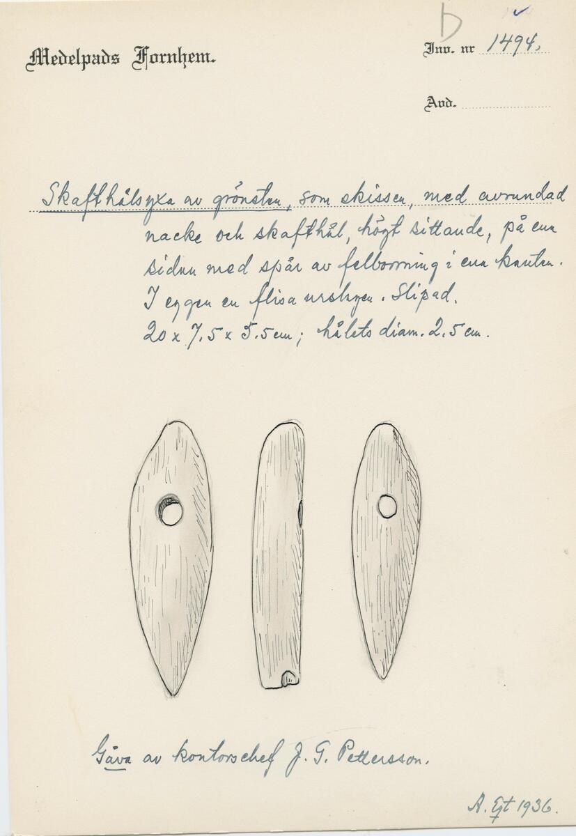 "Skafthålsyxa av grönsten, som skissen, med avrundad nacke och högtsittande skafthål på ena sidan spår av felborrning vid hålets ena kant. I eggen en flisa urslagen. Slipad. - 20,5 x 7,5 x 5,5 cm. Hålets diam. 2,5 cm. - Gåva av kontorschef J G Pettersson." (skiss) (ur lappkatalogen Arvid Enqvist 1936)

