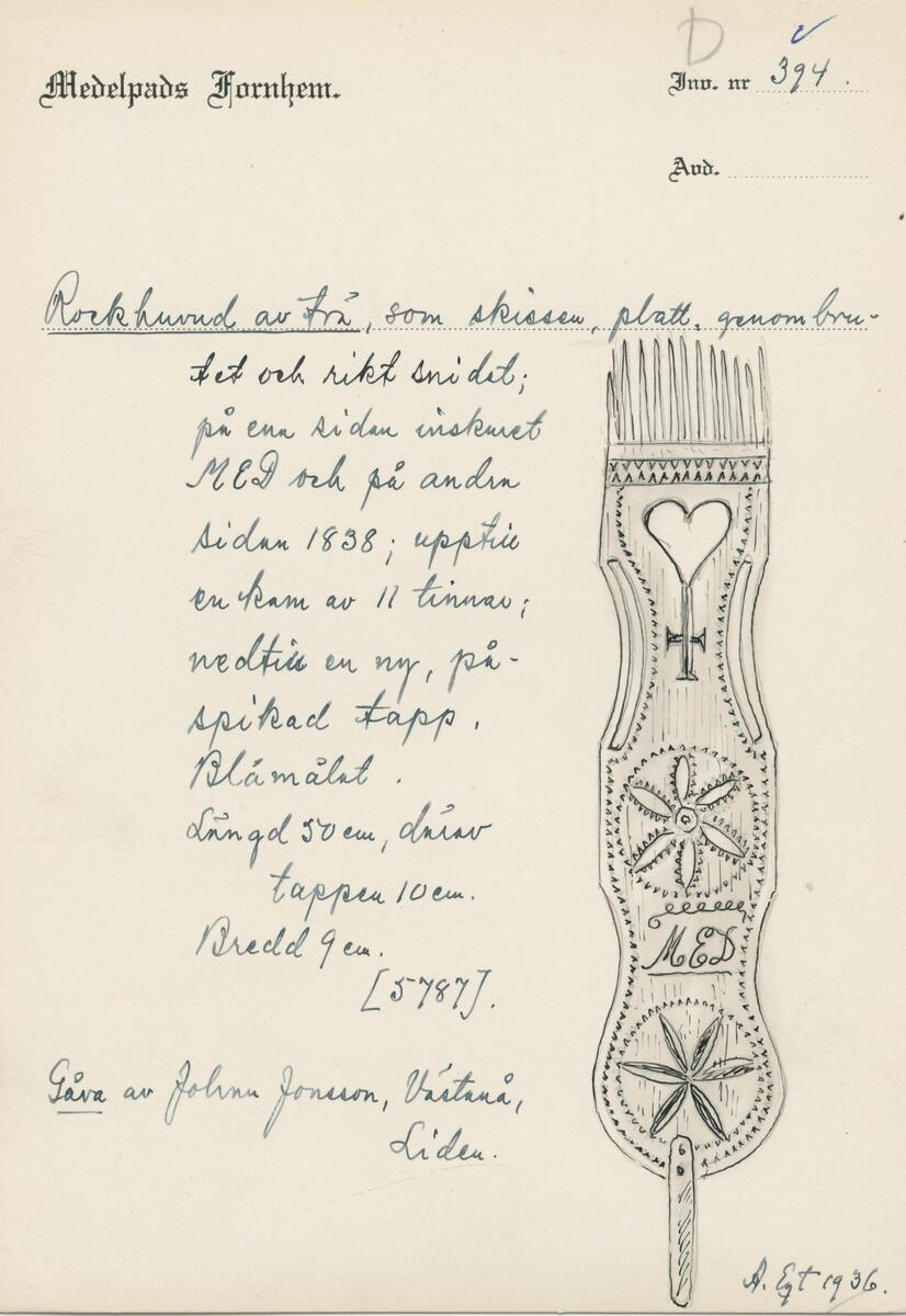 Rockhuvud av trä, platt, genombrutet och rikt snidat på ena sidan inskuret "M E D" och på den andra "1838" upptill en kam med 11 tinnar. Nedtill en nygjord, påspikad tapp. Blåmålat. Längd 50 cm, därav tappen 10 cm. Bredd 9 cm. Gåva av Johan Jonsson, Västanå, Liden." (skiss) (lappkatalogen, A Eqt. 1936)

