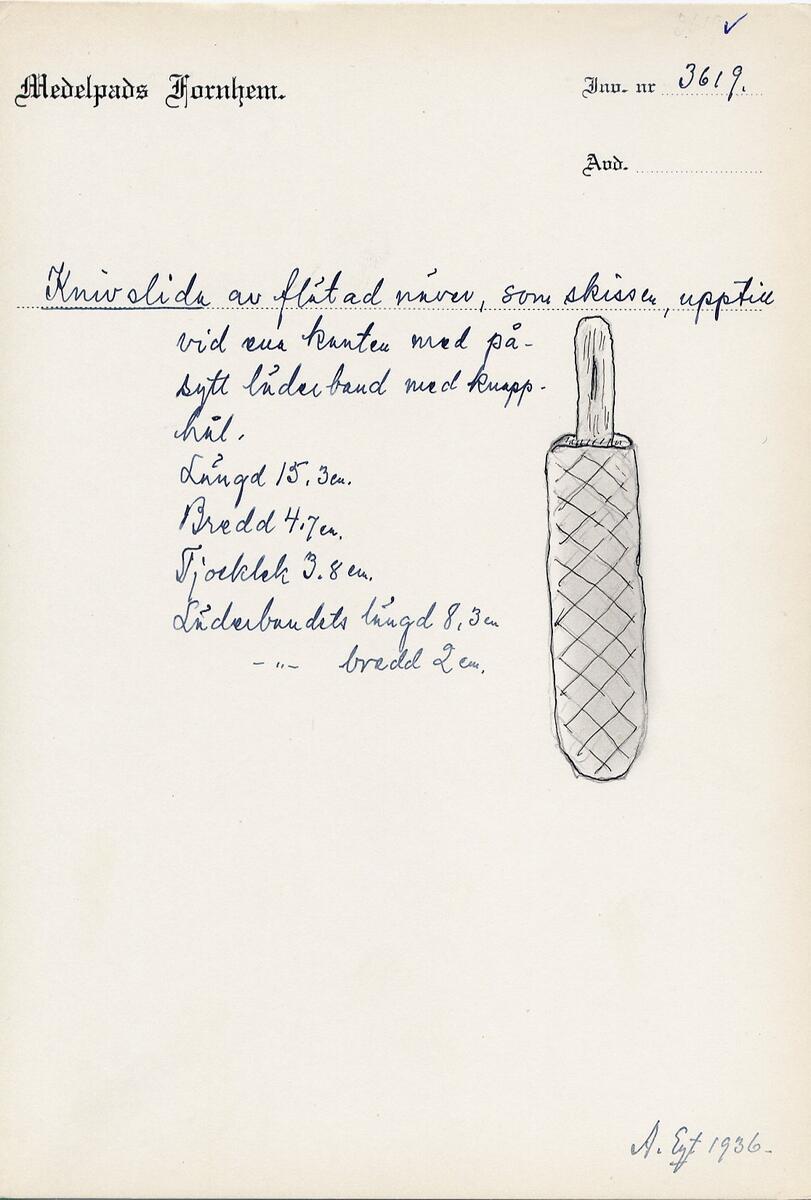 Knivslida av flätad näver, upptill vid ena kanten med påsytt läderband med knapphål. Möjligen tillverkad 1920.
