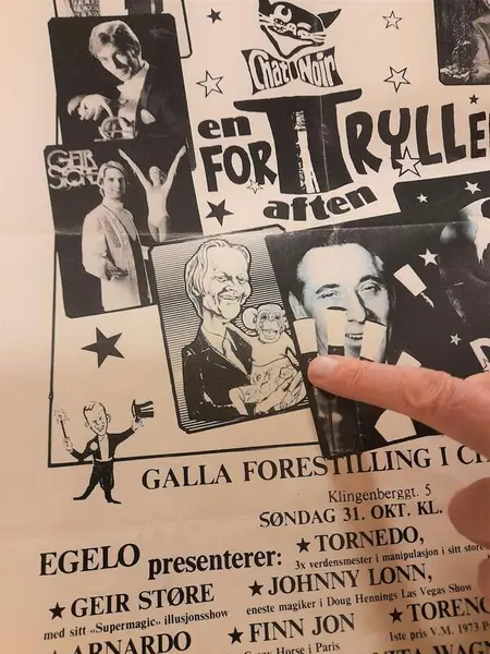 Herman Berthelsen ser seg selv på en plakat for en Gallaforestilling på Chat Noir. Foto: MiA.